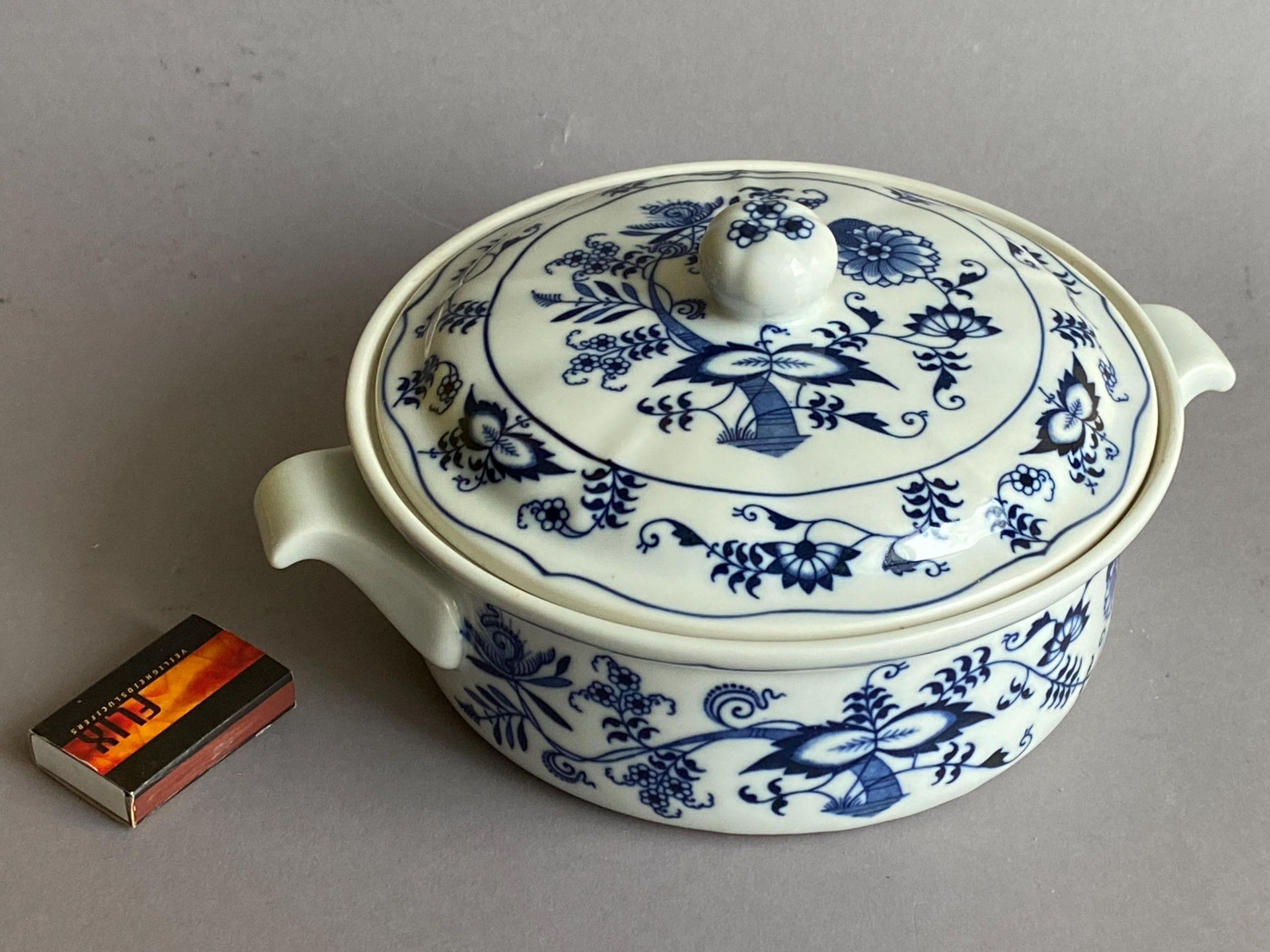Blue Danube キャセロール 蓋付き 両手鍋 ブルーオニオン 中型 美品 Danube Blue Covered Dish – Oven Safe & Elegant - Etsy