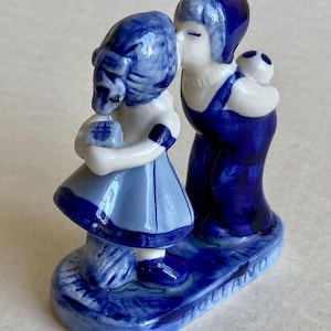 Kissing Dutch Boy and Girl Figurines – Delft Blue Charm