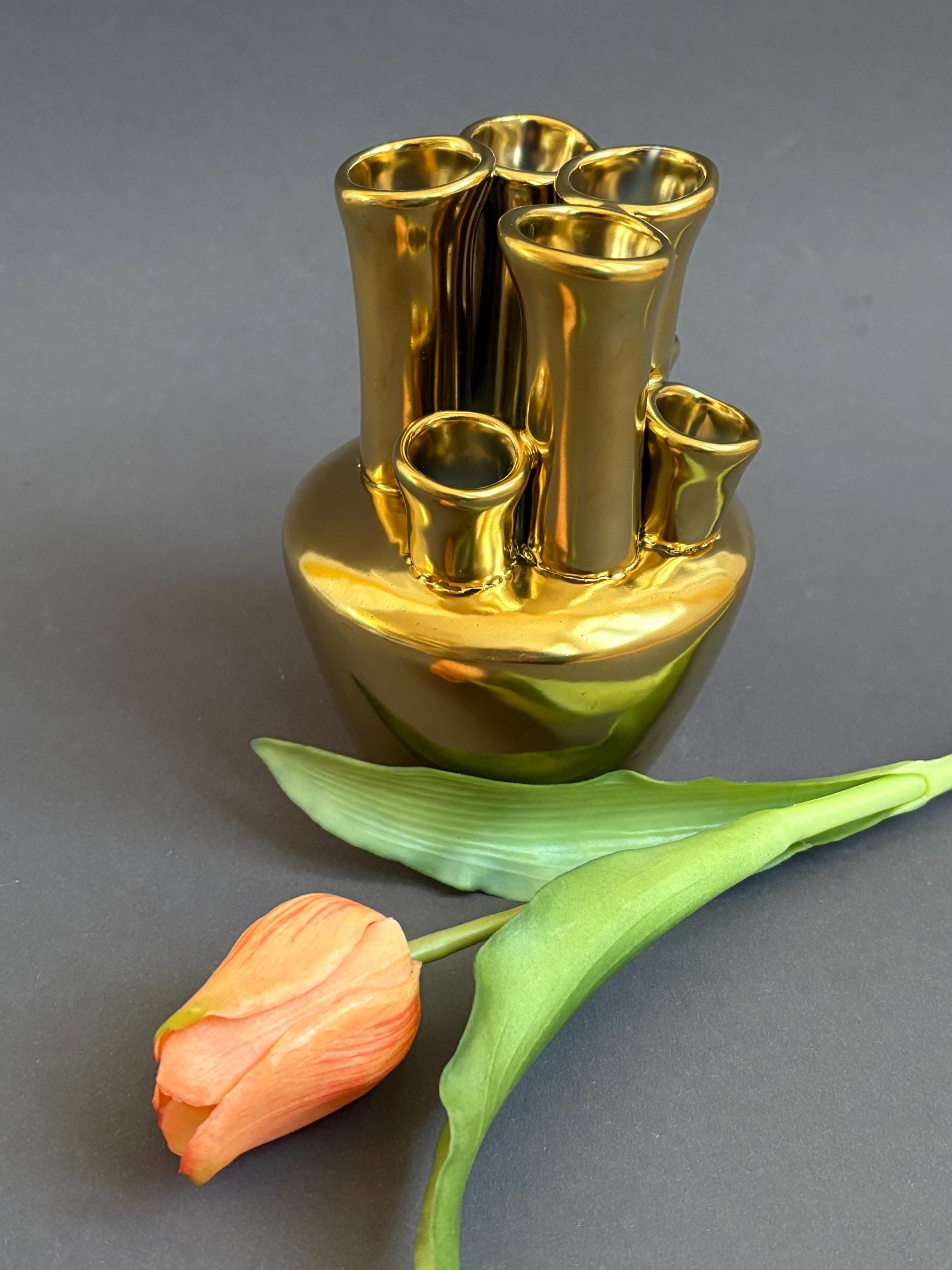 フローラルカットアウト金属花瓶　H 31センチ ダーン・クロムハウト作 チューリップの花瓶 – ダッチデザイン