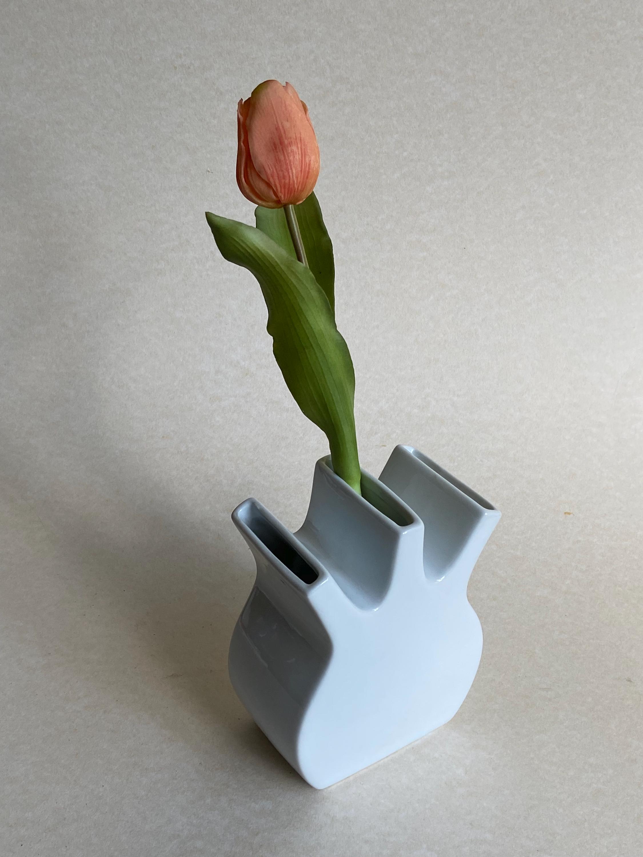 デルフトホワイトチューリップ花瓶 – 17 cm – オランダの伝統的な陶芸