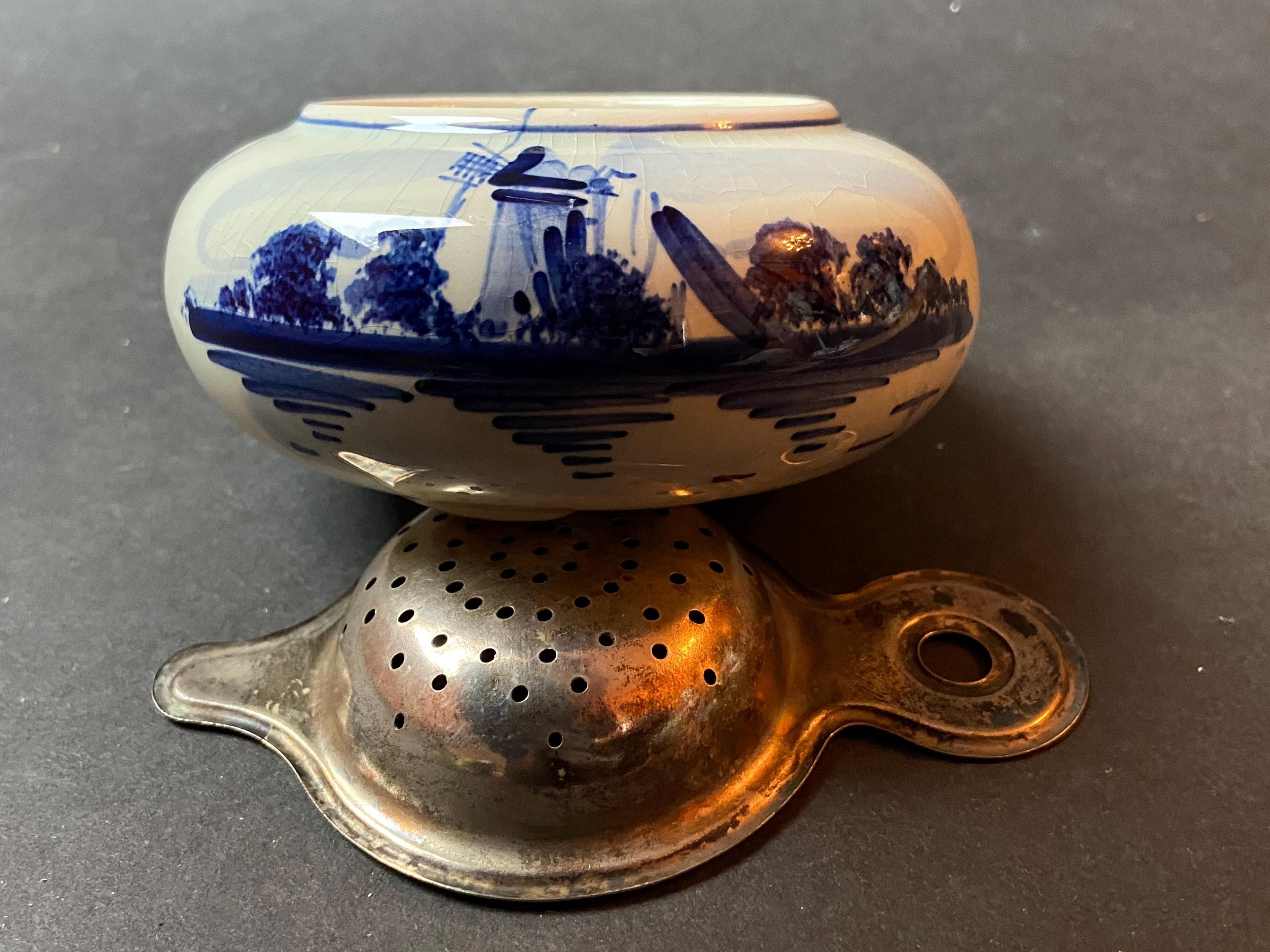 デルフト　ティーストレーナー　オランダ Delft Blue Tea Strainer, Hand-painted From the 1950s