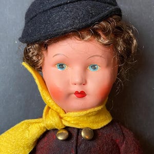 traditionele klederdrachtpop uit de jaren 50
