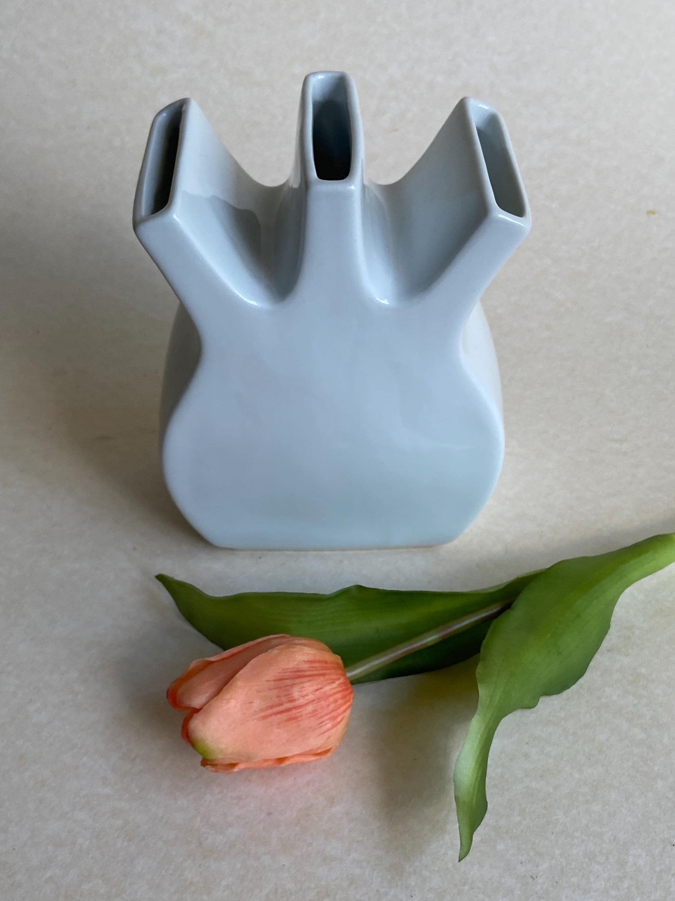 デルフトホワイトチューリップ花瓶 – 17 cm – オランダの伝統的な陶芸