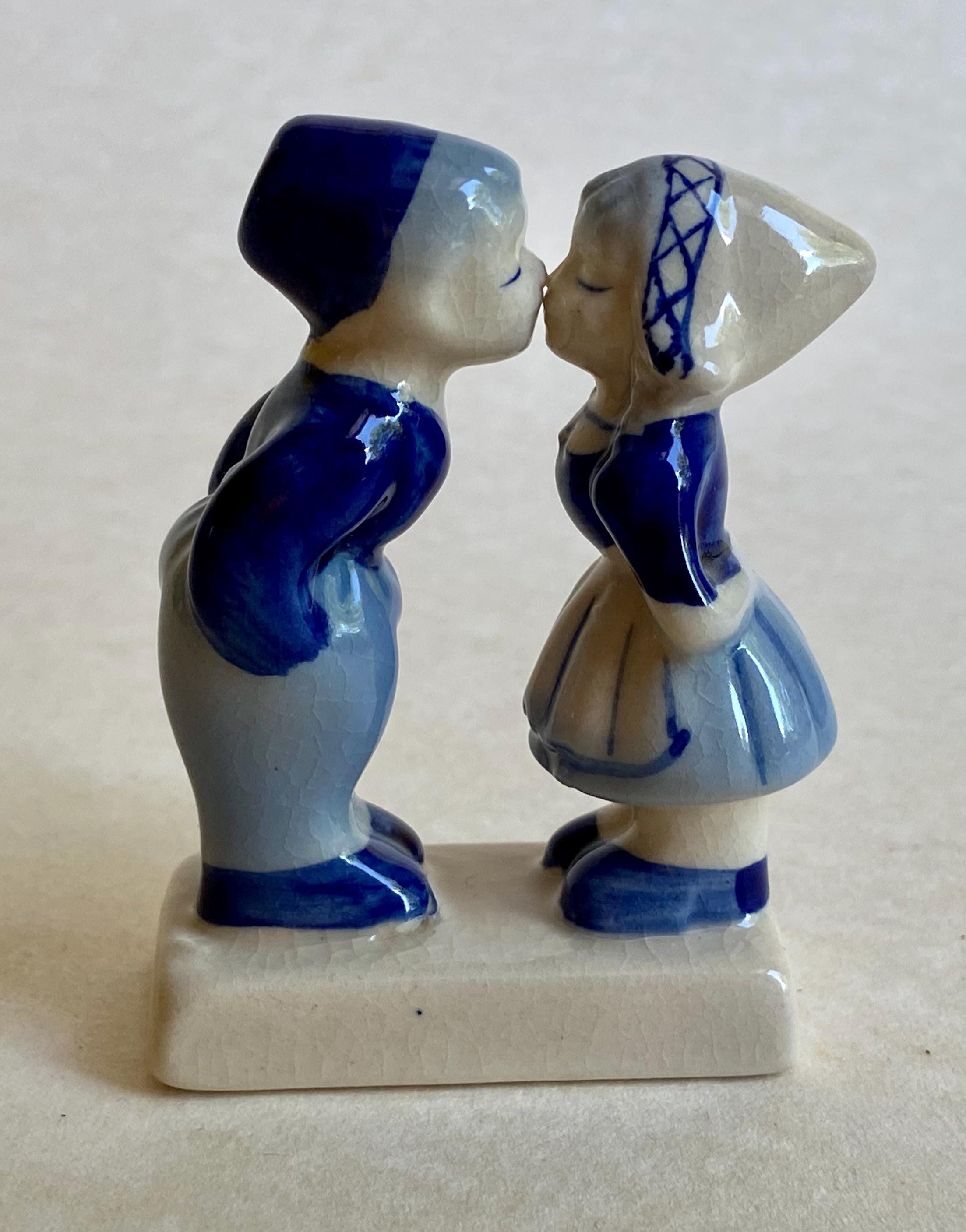 青い服の女の子の創意的なホームアクセサリーの樹脂の置物F キスをするオランダの男の子と女の子の置物 – デルフトブルーチャーム