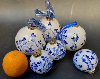 Adornos navideños pintados a mano en azul de Delft / Tradición holandesa / 2 tamaños disponibles