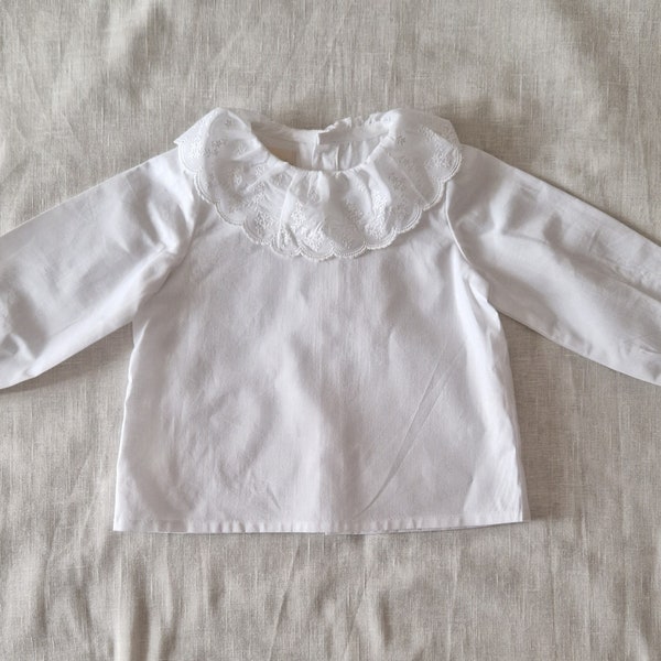 Blouse blanche bébé ou fille avec bordure en dentelle brodée au niveau du cou, blouse formelle enfant pour mariage ou événements, blouse blanche de cérémonie