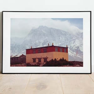 Monastère bouddhiste face aux Annapurnas - Photographie téléchargeable argentique Népal - Impression numérique Himalayas - Affiche de voyage