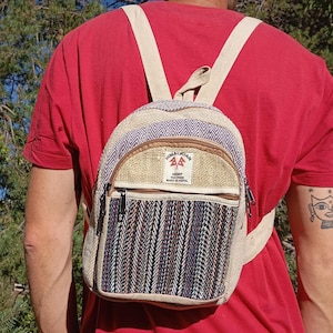 Petit sac à dos ethnique unique en chanvre et coton himalayen - Fait main au Népal - Artisanat éthique et durable