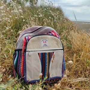 Pequeña mochila hippie colorida hecha a mano con algodón y cáñamo del Himalaya. Hecha a mano en Nepal.