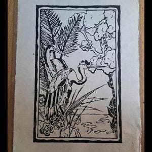 Gravure sur linoléum en noir et blanc représentant deux oiseaux dans un marais. Les oiseaux sont stylisés et ont un long cou et un long bec. L'arrière-plan présente des plantes et de l'eau stylisées.