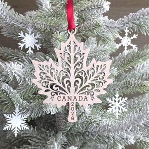 Ornement de Noël 2026 du Canada - Feuille d'érable découpée au laser - Souvenir canadien daté - Souvenir de voyage rustique