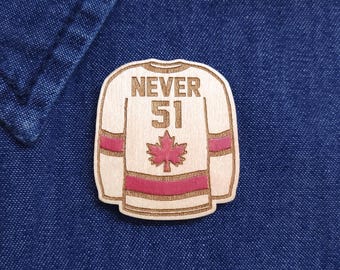 Pin de solapa de la camiseta de hockey de Canadá: broche de madera de arce grabado con láser