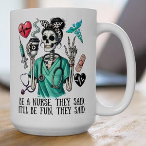Puede incluir: Taza de café de cerámica blanca con una ilustración colorida de un esqueleto con una bata verde y sosteniendo una taza de café. El texto "Be a nurse, they said. It'll be fun, they said." está impreso en la taza.
