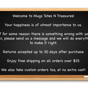 Puede incluir: Pizarra negra con texto blanco que describe las pol&iacute;ticas de la tienda. El texto dice: "&iexcl;Bienvenido a Mugs Totes N Treasures! Tu felicidad es de suma importancia para nosotros. Si por alguna raz&oacute;n hay alg&uacute;n problema con tu pedido, por favor env&iacute;anos un mensaje y haremos todo lo posible para solucionarlo. Se aceptan devoluciones hasta 30 d&iacute;as despu&eacute;s de la compra. Disfruta del env&iacute;o gratuito en todos los pedidos superiores a 35 &euro;. &iexcl;Tambi&eacute;n aceptamos pedidos personalizados, sin coste adicional!"