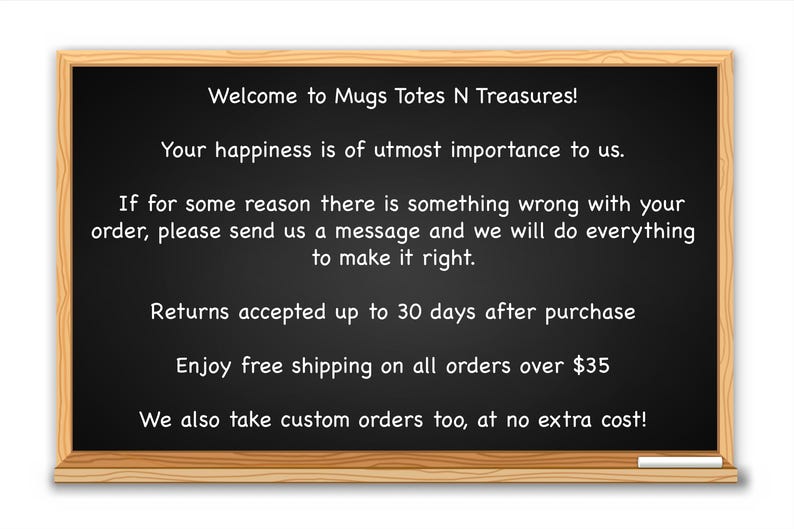 Puede incluir: Pizarra negra con texto blanco que describe las pol&iacute;ticas de la tienda. El texto dice: "&iexcl;Bienvenido a Mugs Totes N Treasures! Tu felicidad es de suma importancia para nosotros. Si por alguna raz&oacute;n hay alg&uacute;n problema con tu pedido, por favor env&iacute;anos un mensaje y haremos todo lo posible para solucionarlo. Se aceptan devoluciones hasta 30 d&iacute;as despu&eacute;s de la compra. Disfruta del env&iacute;o gratuito en todos los pedidos superiores a 35 &euro;. &iexcl;Tambi&eacute;n aceptamos pedidos personalizados, sin coste adicional!"