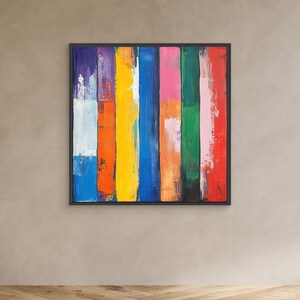 以下が含まれることがあります： 青、紫、オレンジ、黄色、ピンク、緑、赤など、さまざまな色の垂直な筆致が特徴の抽象画。 このアートワークは黒い正方形のフレームに収められており、モダンで鮮やかな美学を作り出しています。