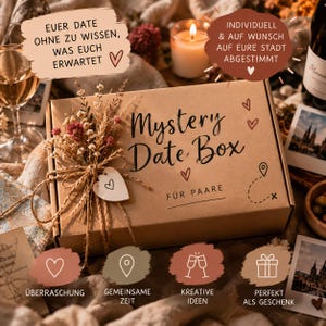 Könnte beinhalten: Ein rechteckiger Karton mit der Aufschrift Mystery Date Box für Paare, verziert mit einem Trockenblumenstrauß, einer herzförmigen Anhänger-Karte und aufgedruckten Grafiken wie Herzen und einer Wegstrecke, umgeben von einem Weinglas und Fotos.