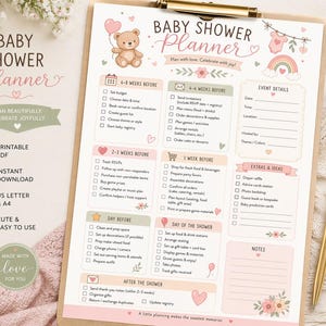 Könnte beinhalten: Ein Babyparty-Planer in Rosa und Beige mit Checklisten für verschiedene Planungsphasen. Das Design umfasst Illustrationen eines Teddybären, Luftballons und eines Regenbogens. Der Planer hilft bei der Organisation des Events, von 6-8 Wochen vorher bis nachher.