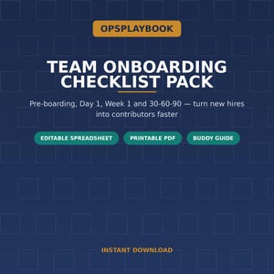 Op de afbeelding: Een digitaal document getiteld OPSPLAYBOOK TEAM ONBOARDING CHECKLIST PACK op een donkerblauwe achtergrond met een rasterpatroon. Het bevat secties voor Pre-boarding, Day 1, Week 1 en 30-60-90, met knoppen voor Editable Spreadsheet, Printable PDF en Buddy Guide.