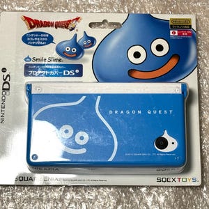 Puede incluir: Una funda azul para Nintendo DS con un personaje de limo azul sonriente de la serie Dragon Quest. La funda tiene las palabras "DRAGON QUEST" impresas, junto con texto japonés y el logotipo de Nintendo DS.