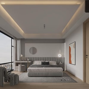 Op de afbeelding: Een moderne slaapkamer met een grijs gestoffeerd bed, witte beddengoed en een grijs tapijt. De kamer heeft grote ramen met uitzicht op de stad, een nachtkastje met een lamp en een decoratief schilderij aan de muur.
