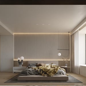 Op de afbeelding: Een moderne slaapkamer met een groot bed, een houten muur met verticale panelen en een groot raam met witte gordijnen. Het bed heeft een grijs en beige dekbed en een gele deken. Er staan twee lampen op de nachtkastjes.
