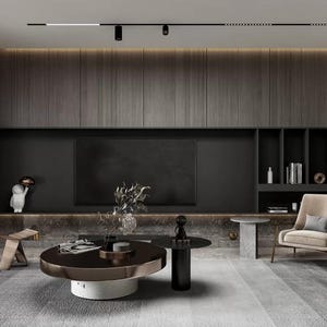 Puede incluir: Una sala de estar moderna con una unidad de pared de madera oscura, un televisor negro y una alfombra gris. Un sillón de cuero marrón se encuentra frente al televisor y una mesa de café con tapa de vidrio se encuentra en el centro de la habitación.