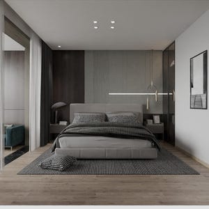 Op de afbeelding: Een moderne slaapkamer met een grijs bed, bijpassende nachtkastjes en een patroonkleed. De kamer heeft donkere gordijnen, een groot raam en een minimalistische esthetiek. Een ingelijst kunstwerk hangt aan de muur en de kamer wordt verlicht door inbouwspots.