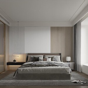 Op de afbeelding: Een moderne slaapkamer met een groot bed, grijs beddengoed en een houten hoofdeinde. De kamer heeft een minimalistisch ontwerp met witte muren, houten vloeren en een groot raam met witte gordijnen.