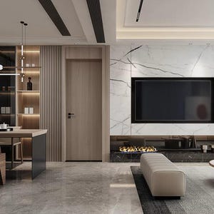Puede incluir: Un interior de sala de estar moderno con un televisor de pantalla plana grande montado en una pared de mármol blanco. La sala cuenta con un sofá grande de color gris, una mesa de centro con un diseño negro y plateado, y un sillón de cuero marrón. La sala está decorada con plantas y una chimenea.