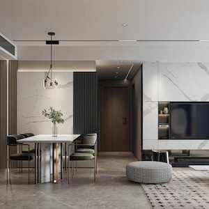 Puede incluir: Un salón moderno con un televisor de pantalla plana grande montado en una pared de mármol blanco. La habitación tiene una mesa de comedor con cuatro sillas, una ventana grande con vista a la ciudad y una alfombra gris en el suelo.