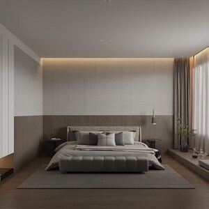 Op de afbeelding: Een moderne slaapkamer met een groot bed, een grijs gestoffeerd hoofdeinde en een grijze voetenbank. Het bed heeft wit en grijs beddengoed en een paar kussens. De kamer heeft een groot raam met witte gordijnen en uitzicht op de skyline van een stad. De muren zijn wit en de vloer is van hout.