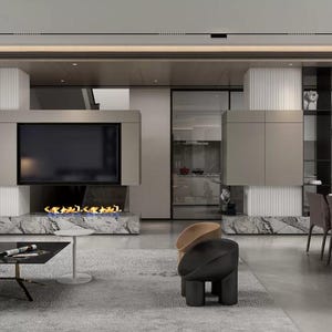 Puede incluir: Un salón moderno con un televisor de pantalla plana grande montado sobre una chimenea. La habitación tiene un esquema de color gris y blanco con un suelo de mármol y un sofá gris. Hay una mesa de comedor con sillas en el fondo.