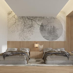 Op de afbeelding: Twee eenpersoonsbedden met grijs linnen beddengoed in een moderne slaapkamer met een houten wandbekleding en een groot raam met witte gordijnen. De muur achter de bedden heeft een zwart-witte muurschildering van een tak en een cirkel.