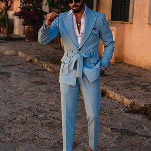Traje hecho a la medida sale