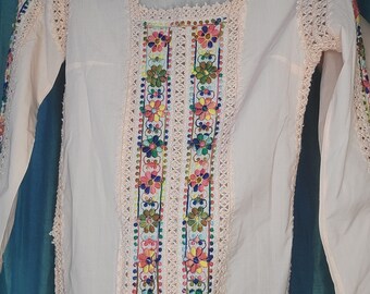 Handgemachte reich bestickte Bluse mit Häkelspitze
