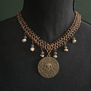 Dead Man&#39;s Gold Piraten Medaillon | Fluch der Karibik inspirierte Chainmaille Halskette