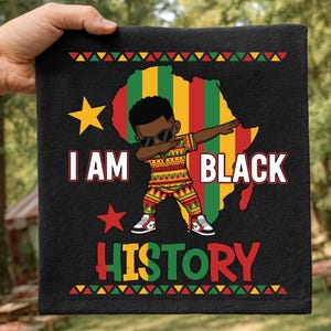 Peut inclure: Tissu rectangulaire noir avec l'inscription « I AM BLACK HISTORY » et une illustration de dessin animé d'une personne en train de faire un dab. L'illustration porte des lunettes de soleil et des vêtements d'inspiration africaine. L'arrière-plan comprend une carte de l'Afrique.