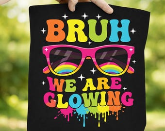Bruh, estamos brillando PNG / Equipo de fiesta brillante / Fiesta de cumpleaños brillante / Noche de chicas PNG / Pintura de color goteando / Neón de la era brillante / Tipografía retro