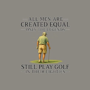 Puede incluir: Ilustración digital de un golfista con camisa verde y pantalones cortos color caqui, sosteniendo un palo de golf. El texto dice: "TODOS LOS HOMBRES SON CREADOS IGUALES - SÓLO LAS LEYENDAS - SIGUEN JUGANDO AL GOLF - EN SUS OCHENTA". Fondo gris.
