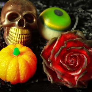 Zestaw mydeł na Halloween: mydła z czaszką, różą, dynią i złym okiem