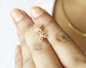 Brincos de flor de rubi - Brincos minimalistas de prata esterlina - Brincos delicados com pedra do mês de julho