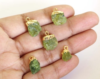 Colgante de peridoto natural en bruto, chapado en oro galvanizado de 14 k, colgante de piedra preciosa, dijes de piedra natal de agosto