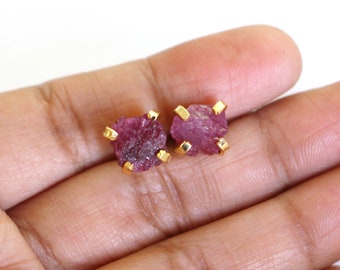 Orecchini a bottone con rubino grezzo: griffe in oro 18k, pietra portafortuna di luglio