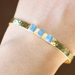 Bracelet jonc brut saphir bleu, bracelet plaqué or 18 carats, bracelet manchette pierre de naissance février