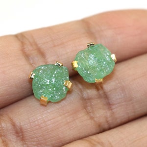 Natuurlijke groene aventurijn ruwe edelsteenstekers, 18k gouden steekoorbellen, sierlijke oorstekers