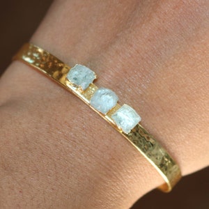 Natürlicher Aquamarin roher Armreif, 18k Gold galvanisiertes Armband, März Birthstone Manschettenarmband