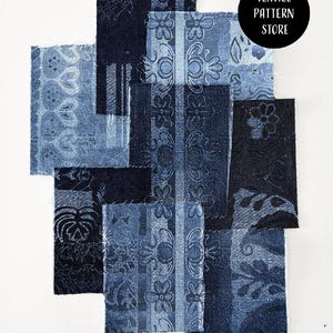 Puede incluir: Una variedad de muestras de tela vaquera en varios tonos de azul, dispuestas sobre un fondo blanco. Las muestras presentan diseños florales y a rayas. Un círculo negro con el texto "TEXTILE PATTERN STORE" está en la esquina superior derecha.