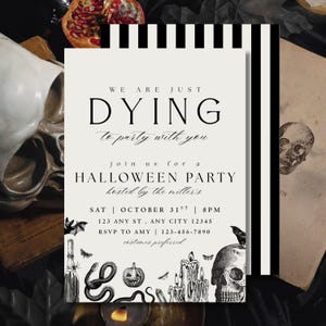 Könnte beinhalten: Halloween-Party-Einladung im Schwarz-Weiß-Design. Die Einladung lautet: „We are just dying to party with you“ und enthält Details für eine Party am 31. Oktober. Dekorative Elemente sind Fledermäuse, Schlangen, Kerzen und ein Totenkopf.