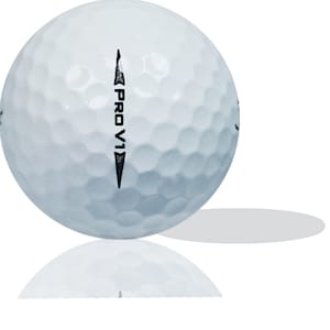 Puede incluir: Una bola de golf blanca con un logotipo negro "PRO V1" impreso en ella.